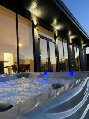 Luxurious Lodge with Hot Tub on NC500 - Thrumster Lodges
